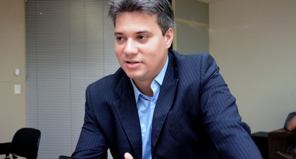 Dino anuncia saída de Neto Evangelista de pasta do governo