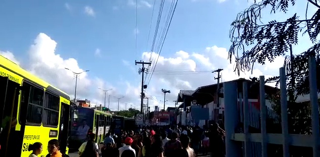 Rodoviários bloqueiam garagem da Primor, em São Luís