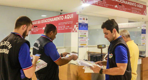Procon fiscaliza lei que garante gratuidade em estacionamentos