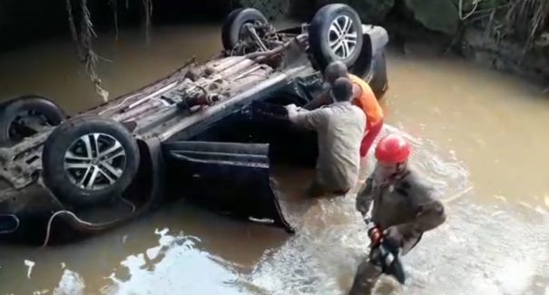 Motorista fica preso às ferragens após cair de uma ponte