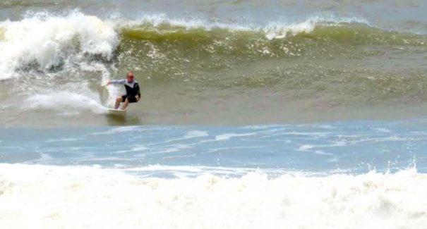 Campeonato de surf movimenta praia de Primeira Cruz
