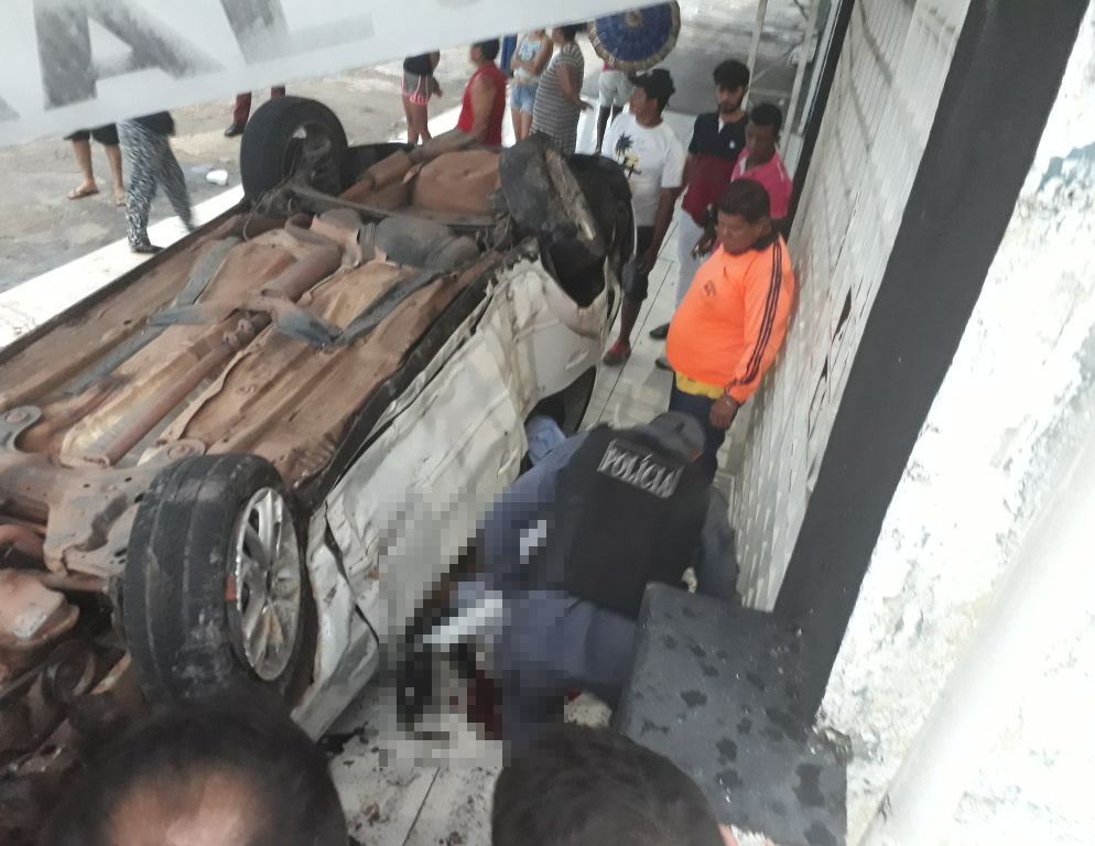 Carro capota na Curva do 90 e deixa aspirante a oficial da PM gravemente ferido
