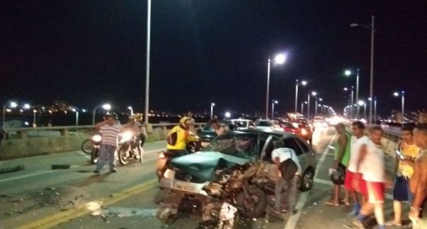 Carro é removido 12 horas após acidente na Bandeira Tribuzzi e deixa trânsito lento