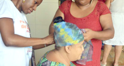 Mulheres das casas de apoio do Hospital do Câncer recebem turbantes