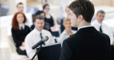 Coach apresenta treinamento de como melhorar oratória