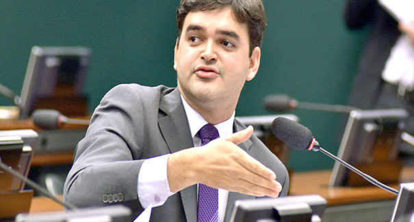 Pré-candidatos falam sobre polêmica de proposta supostamente copiada