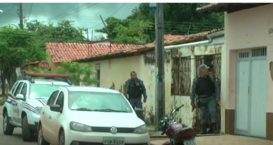 População avança contra policiais para tentar libertar homem detido, em São Luís