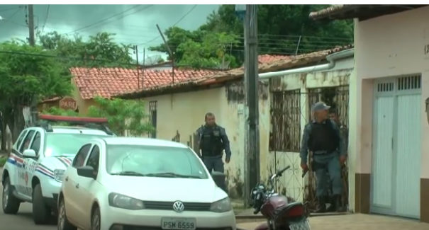 População avança contra policiais para tentar libertar homem detido, em São Luís