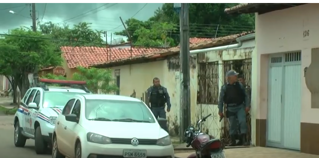 Policiais cercaram o local