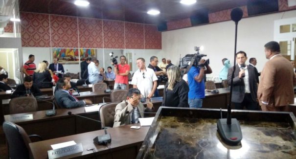 Votação do Uber é adiada em meio à confusão na câmara