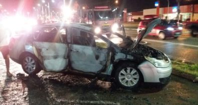 Carro pega fogo em frente da UNDB no Renascença