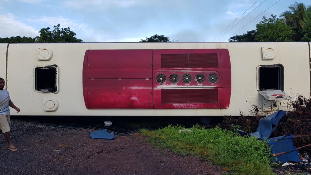 Ônibus da Cruz Vermelha tomba na BR-316 (Foto: PRF/MA)