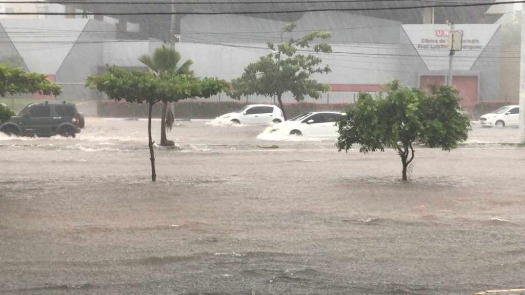 Chuva deixa pontos alagados e trânsito parado em São Luís