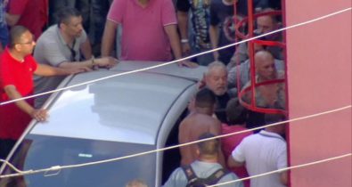 Manifestantes impedem saída de Lula do prédio de Sindicato no ABC