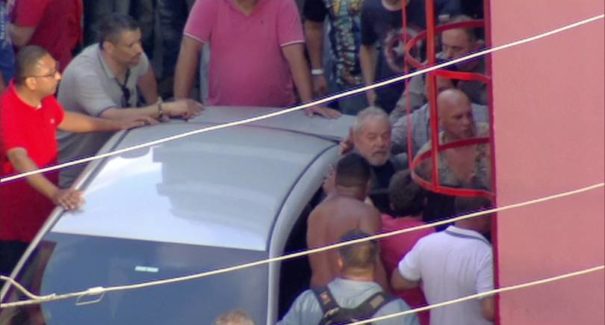 Manifestantes impedem saída de Lula do prédio de Sindicato no ABC