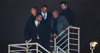 Lula se entrega a Polícia Federal no início da noite de ontem