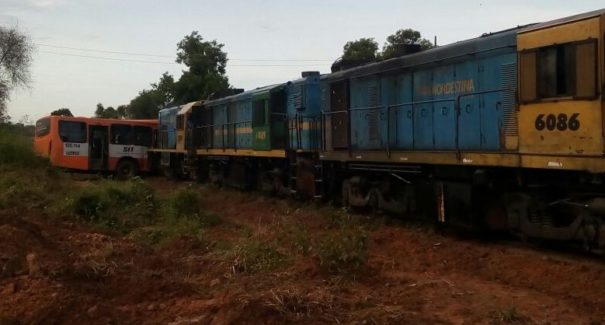 Ônibus é arrastado por trem neste sábado em São Luís