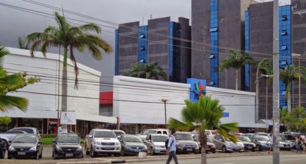 Homem é vítima de saidinha bancária em estacionamento de shopping