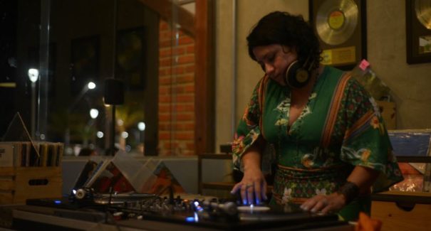 Vanessa Serra apresenta, nesta sexta, sucessos direto do vinil
