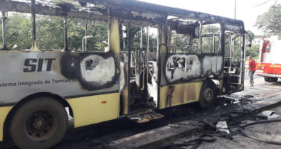 Ônibus pega fogo em avenida de São Luís