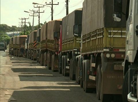 Caminhoneiros protestam contra aumento de combustível em rodovias no MA