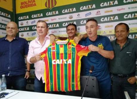 Diretoria do Sampaio Corrêa, comandada por Sérgio Frota, apresentou ontem o novo treinador tricolor (Foto: Divulgação)