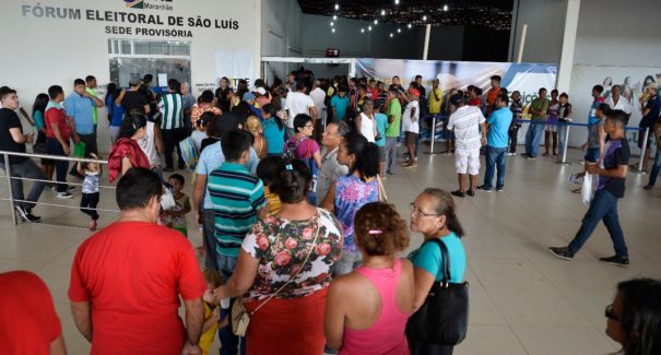 Eleitores lotam o fórum no último dia da regularização