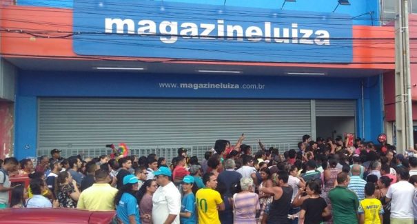 “Fui derrubada no meio da loja”, diz funcionária sobre tumulto no Magazine Luiza