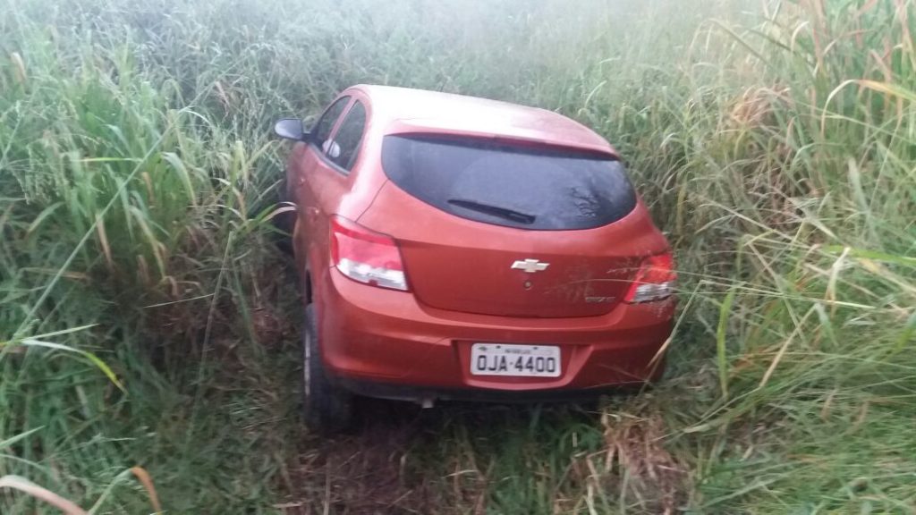 Condutor perde o controle e sai da pista na BR 135