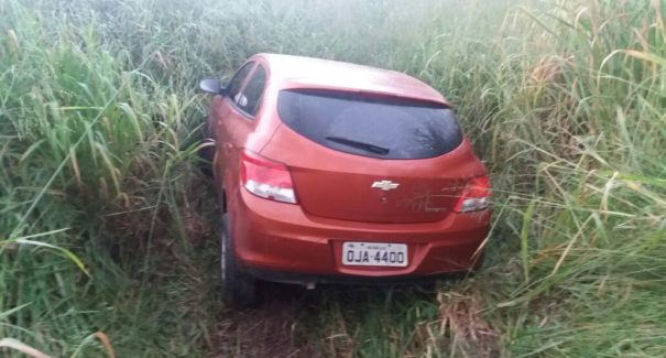 Condutor perde o controle e sai da pista na BR 135