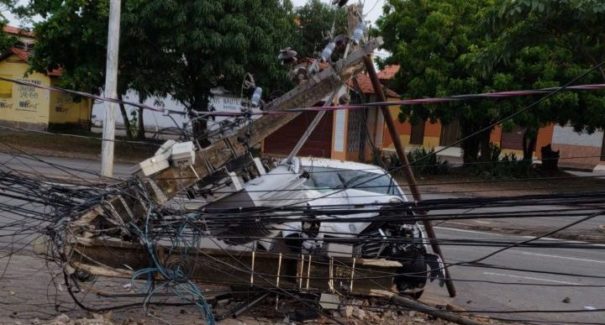 Mulher colide em poste e bairros ficam sem energia