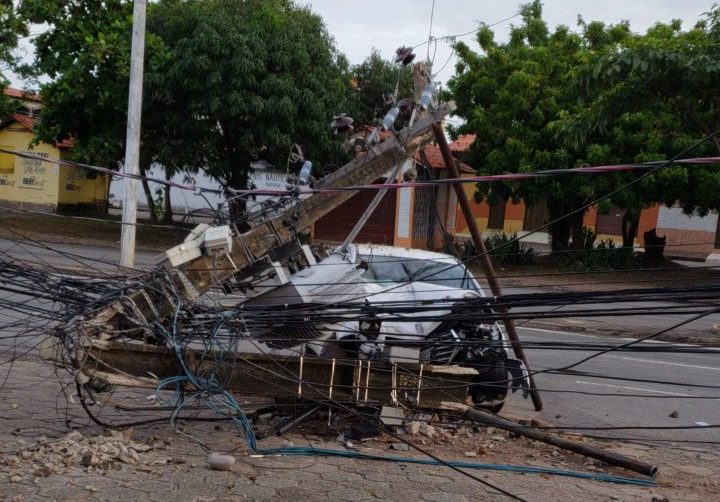 Motorista se choca frontalmente contra poste, na Curva do 90, na avenida jerônimo de albuquerque