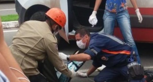 Mulher cai de ônibus na UFMA e morre atropelada