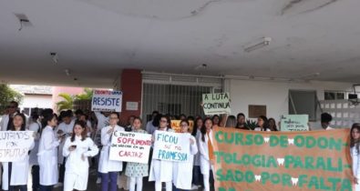 Estudantes de Odontologiaprotestam por melhorias no prédio
