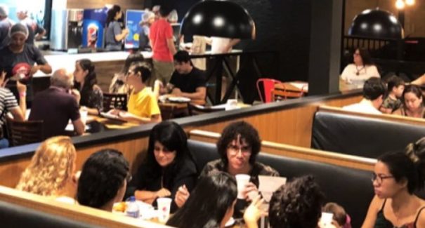 Pizza Hut abre loja na Holandeses