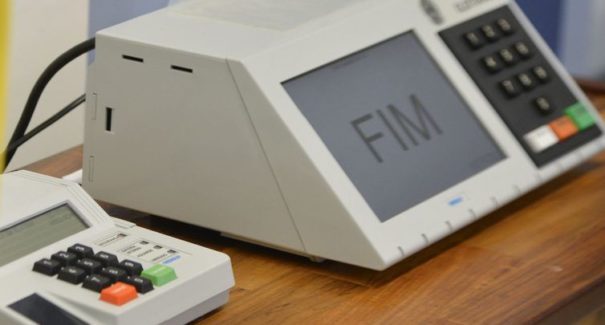 Pré-candidatos estão proibidos de apresentar programas de Rádio e TV