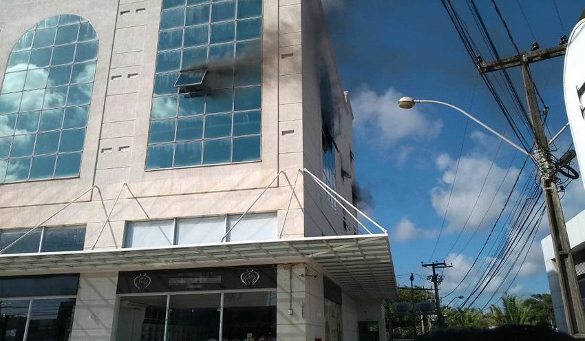 Prédio pega fogo na Avenida dos Holandeses em São Luís