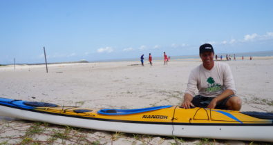 Homem que viaja o litoral brasileiro de caiaque chega à São Luís