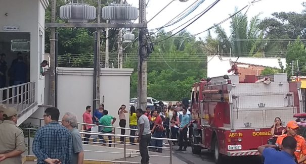 Após incêndio em prédio na Holandeses, duas pessoas são levadas ao hospital