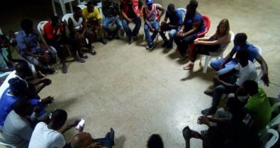 Africanos resgatados no Maranhão deixam o Ginásio Costa Rodrigues