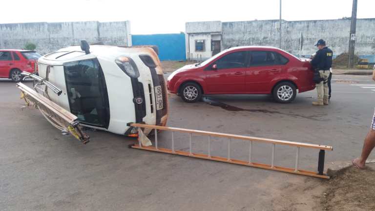 Carro capotou depois do impacto. Foto: Divulgação/PRF
