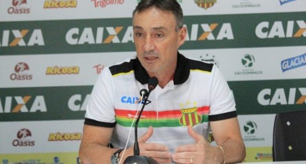 Presidente do Sampaio anuncia saída de Roberto Fonseca do time