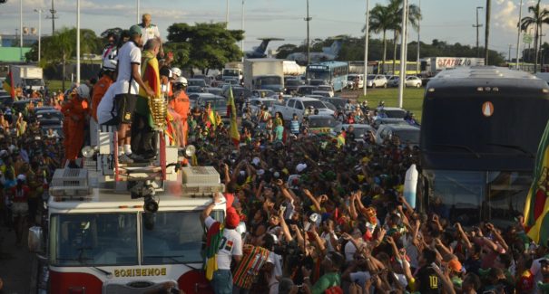 Torcida do Sampaio celebra título do Nordestão com carreata