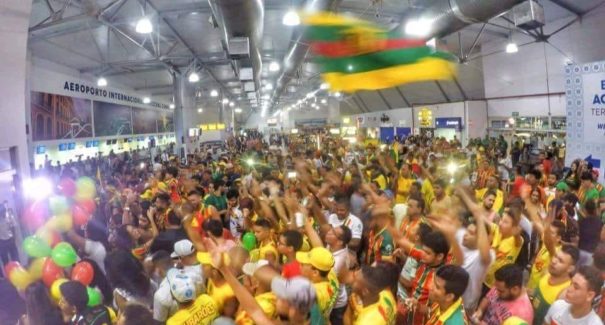 Sampaio é recebido por centenas de torcedores no aeroporto