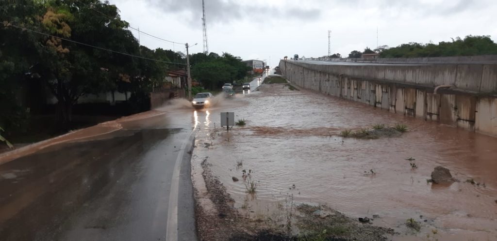 Rompimento de adutora invade viaduto que foi recém-inaugurado