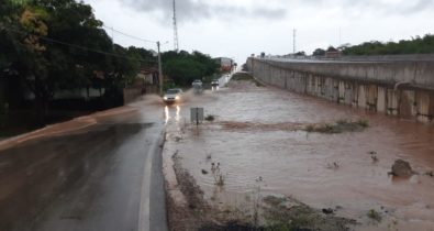 Rompimento de adutora invade viaduto que foi recém-inaugurado