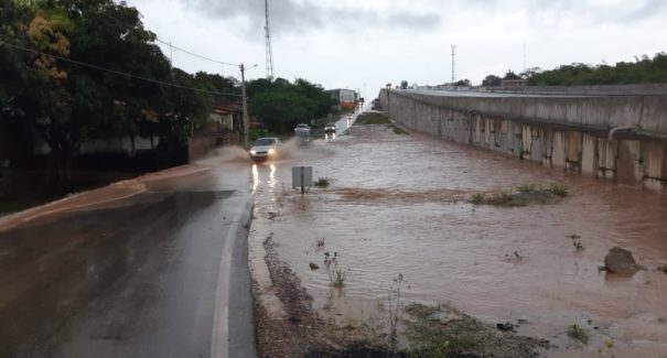 Rompimento de adutora invade viaduto que foi recém-inaugurado
