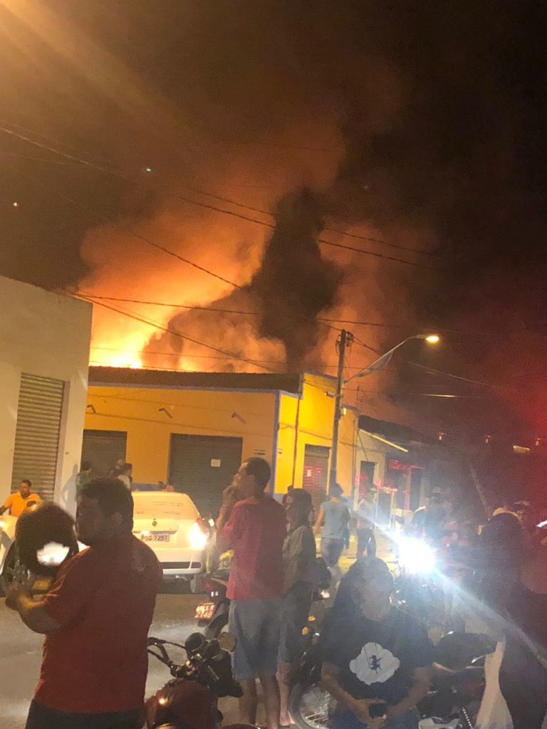 Incêndio atinge loja e casas em Imperatriz