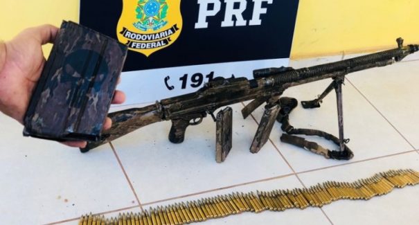 Metralhadora de guerra é encontrada dentro de veículo transportado por caminhão