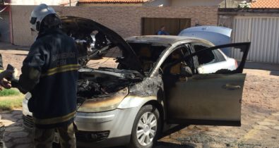 Carro de investigadora de polícia pega fogo em frente de delegacia